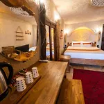 Sunset Cave Otel